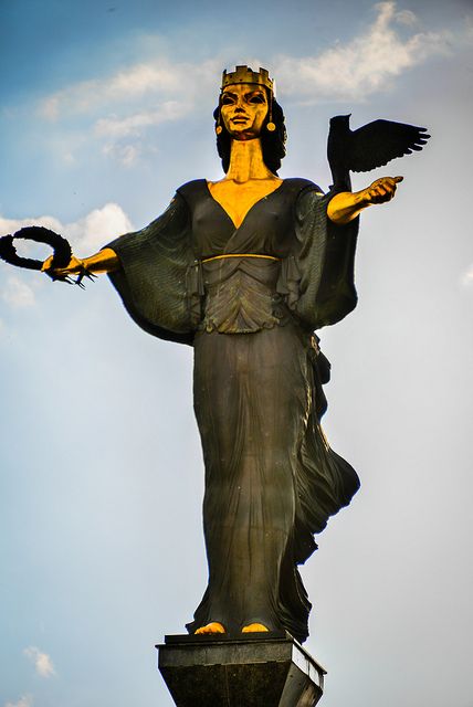 Statue of Sveta Sofia.jpg