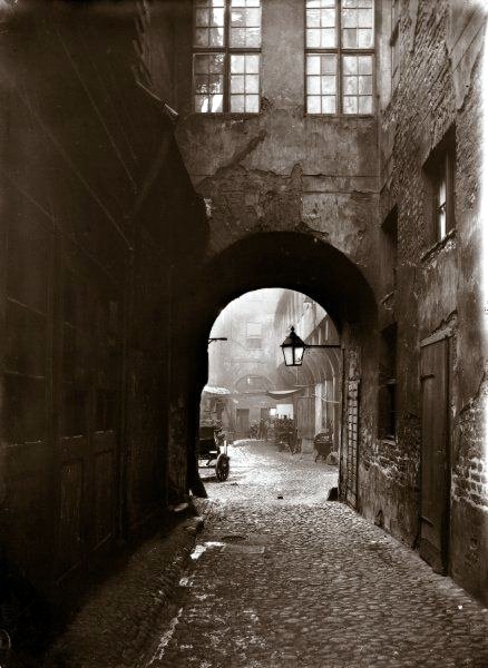 Bröckelnde Häuserfassaden im Krögel.jpg